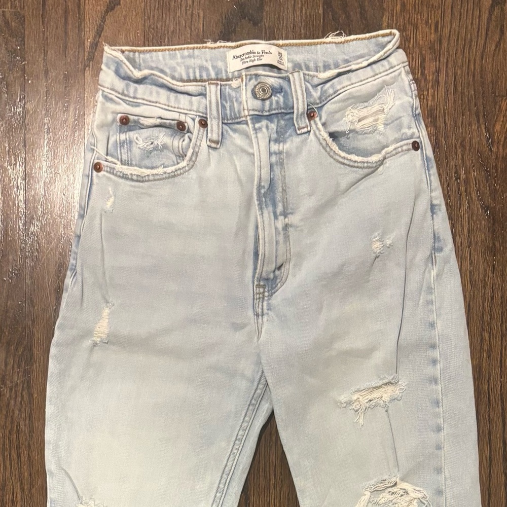Abercrombie & Fitch Light Blue Distressed ankle Jeans - Picture 6 of 6